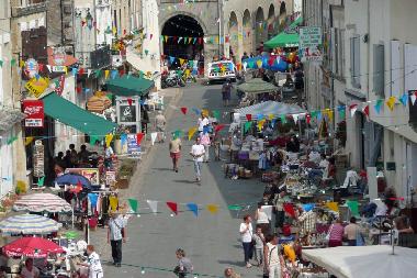 Chambre avec petit d�jeuner �/en/au Lauzun (Lot-et-Garonne)ou appartement ou maison de vacances