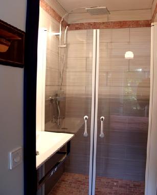 chambre "les dauphins"; vasque et douche  ltalienne 