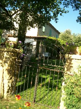 Maison de vacances �/en/au ROGNES (Bouches-du-Rh�ne)ou appartement ou maison de vacances