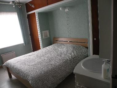 La grde ch.  coucher avec un lit double et un lavabo supplment