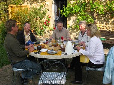 Chambre avec petit djeuner /en/au Montmiral (Drme)ou appartement ou maison de vacances