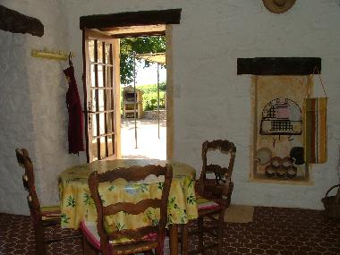 Cuisine de plain-pied ouvrant sur la terrasse