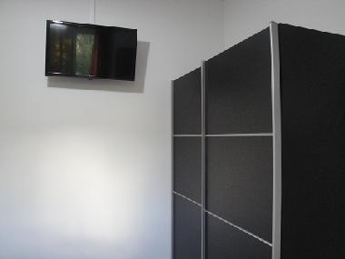 tv lcd, tnt, au mur, armoire spacieuse