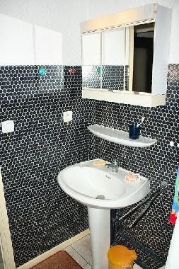 Autre vue sur la salle de bain.