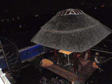 terrasse et piscine claire la nuit