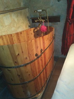 baignoire en bois dans la chambre