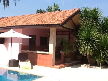 cuisine independante de la villa , avec sa grande terrasse pour les repas