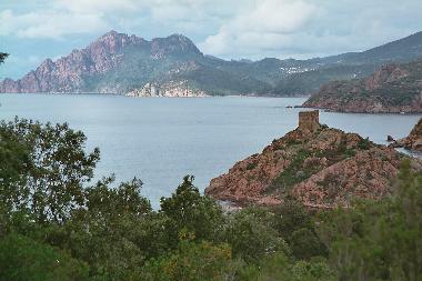 Porto, la Tour g�noise et la mer (0,5 km)