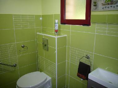 wc avec lave mains eau chaude chauffage et prise 