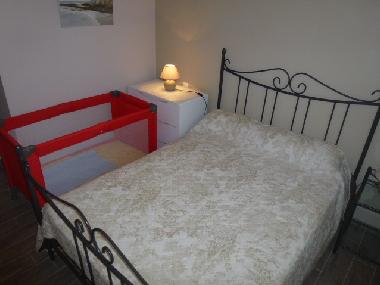 Chambre avec lit 140x190 sur demande lit parapluie          