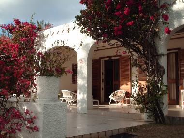 Vranda couverte  meuble de fauteuils en rotin