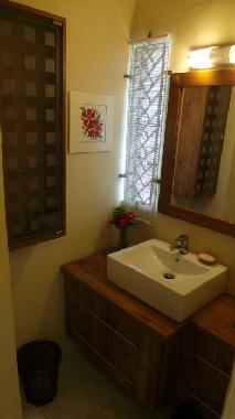 Les chambres 2 & 3 se partagent une salle de bain avec douche 