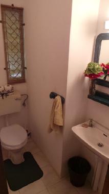 Les chambres 2 & 3 se partagent une salle de bain avec douche