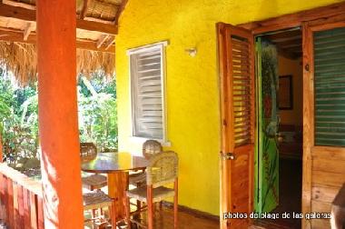la  1 er terrasse de la maison mariposa avec coin repas 