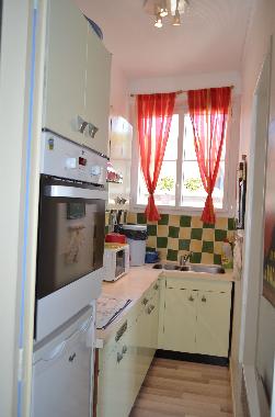 Cuisine �quip�e (four, frigo-cong�lo, 4 plaques, ....)