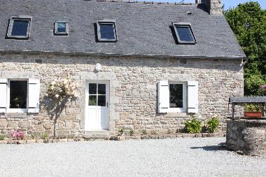 Cot� cour, entr�e pricipale du g�te