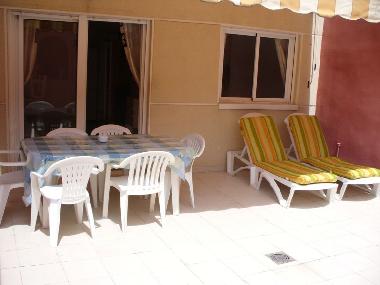 Terrasse: Table (6 chaises), Transasts, Store en place