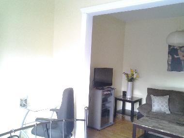 Un bureau, ordi offert pour surfer sur le net !