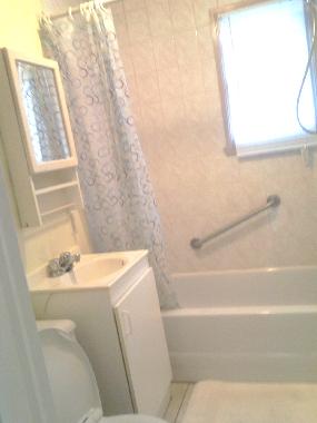 Salle de bain r�nov� avec serviette et produits de bains!