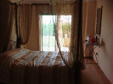 Chambre avec dressing , balcon et lit baldaquin