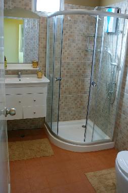 Salle de bains avec douche