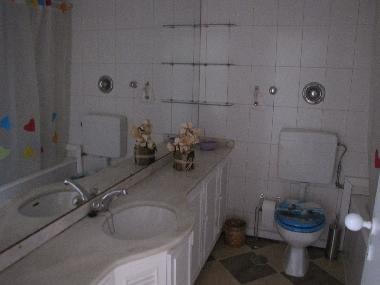 salle de bain principale avec baignoire, ct chambres