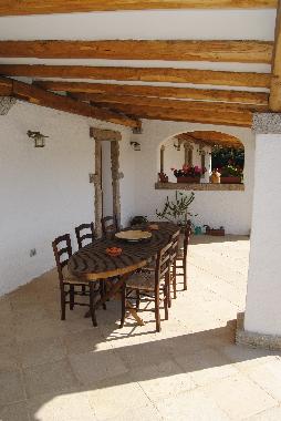 TERRASSE EXTERIEUR AVEC TABLE A MANGER