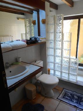 SALLE DE DOUCHE OUVERTE SUR L