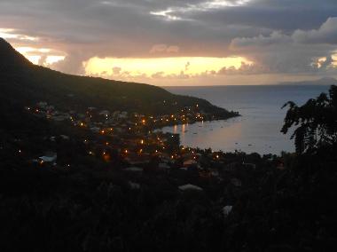 vue de la terrasse de nuit de La Baie de Petite Anse
