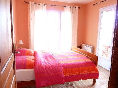 La chambre pour couple donnant sur la terrasse