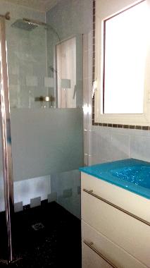 chambre \"les affiches\"; vasque et douche  ltalienne 