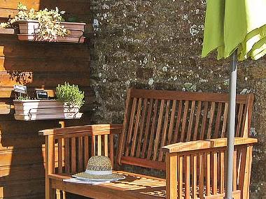 G�te Les 3 Voiles- Pause lecture au jardin