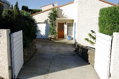 Place parking dans jardin clos.