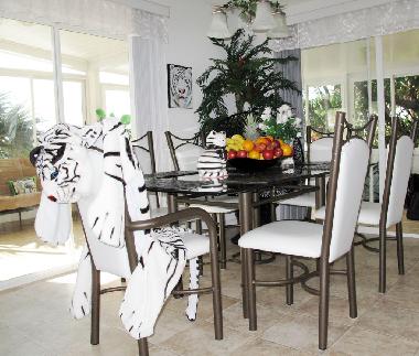 La salle  dner thme les tigres blanc.