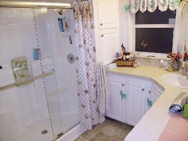 La chambre des toilettes no.2 avec les papillons.