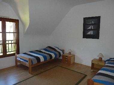 une chambre  2 lits du premier tage