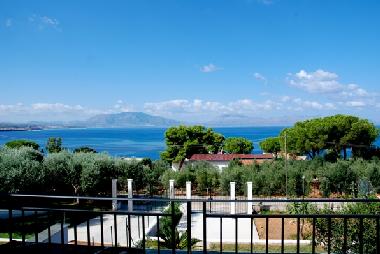 Au premier tage ...une grande terrasse donnant sur le golfe