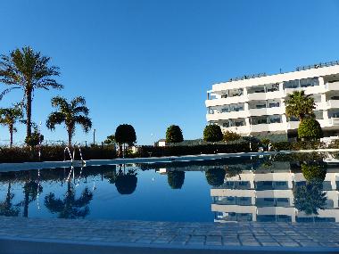 La piscine et vue sur lppartement sur le coin.