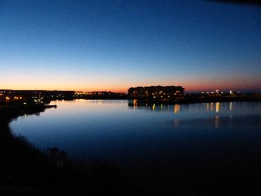 Vue sur le lac au lever du soleil