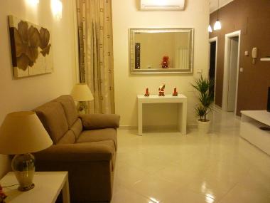 Salon. Le tableau blanc est extensible  8 personnes