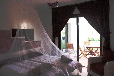 chambre 2, avec acc�s direct � la piscine et jardin