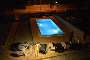 piscine le soir claire
