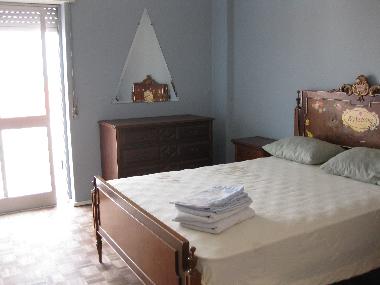 Chambre avec balcon individuel et placard