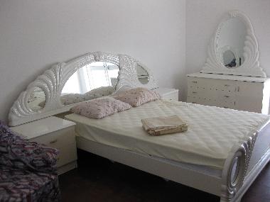 Chambre avec placard donnant sur autre balcon 