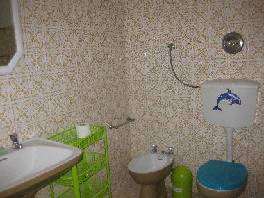 Salle de bain avec baignoire