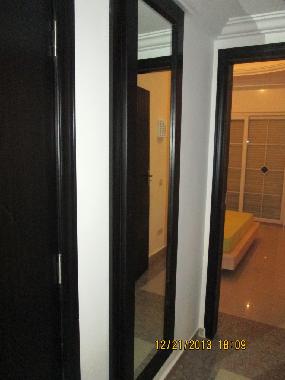 Dressing couloir ( derriere le miroir)