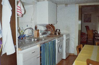 Cuisine c�t� fen�tre, �vier, lave linge et cuisin�re