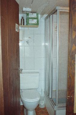Salle de bain, WC, douche et lavabo