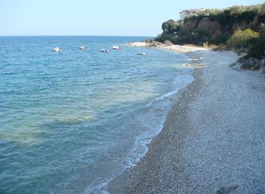 La plage en bas de la colline