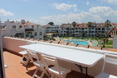 La terrasse c�t� s�jour, vue sur la piscine